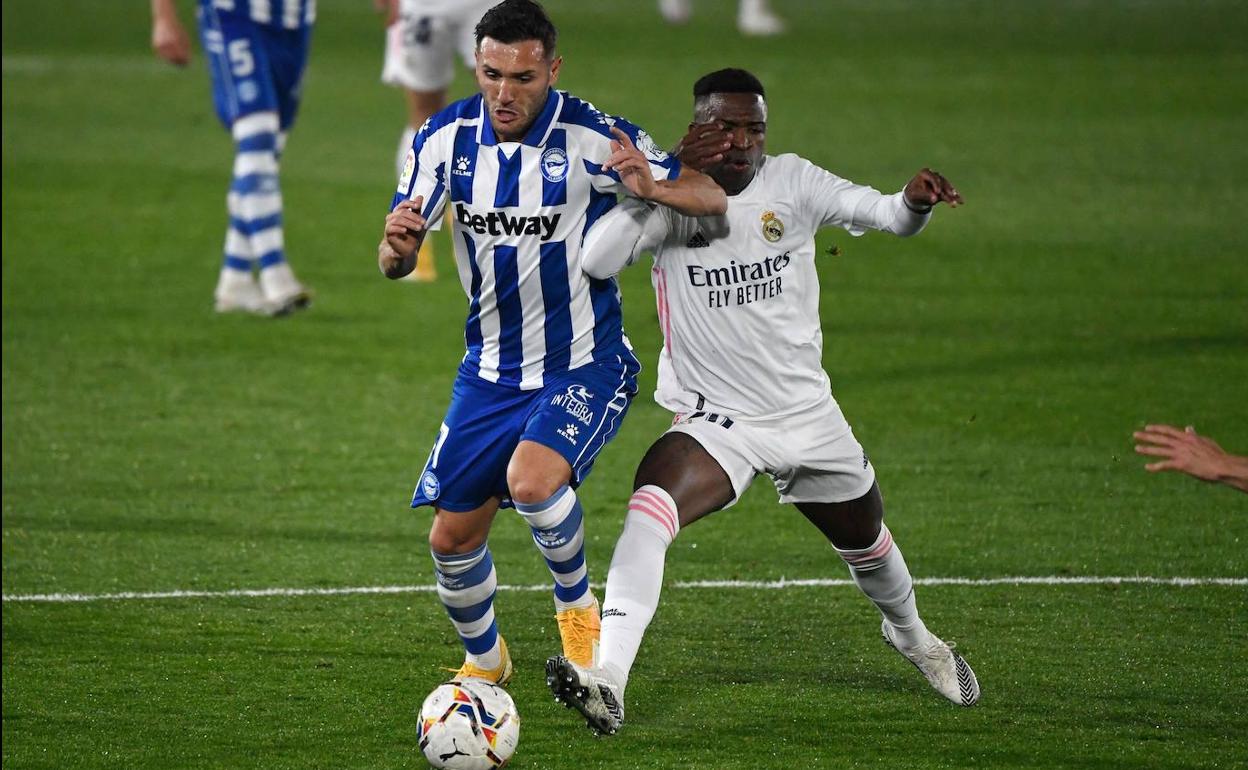 Lucas Pérez en una pugna con Vinicius. 