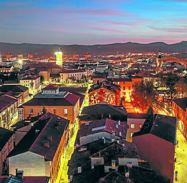 Vista nocturna de Vitoria, con el Casco Viejo en primer plano. 