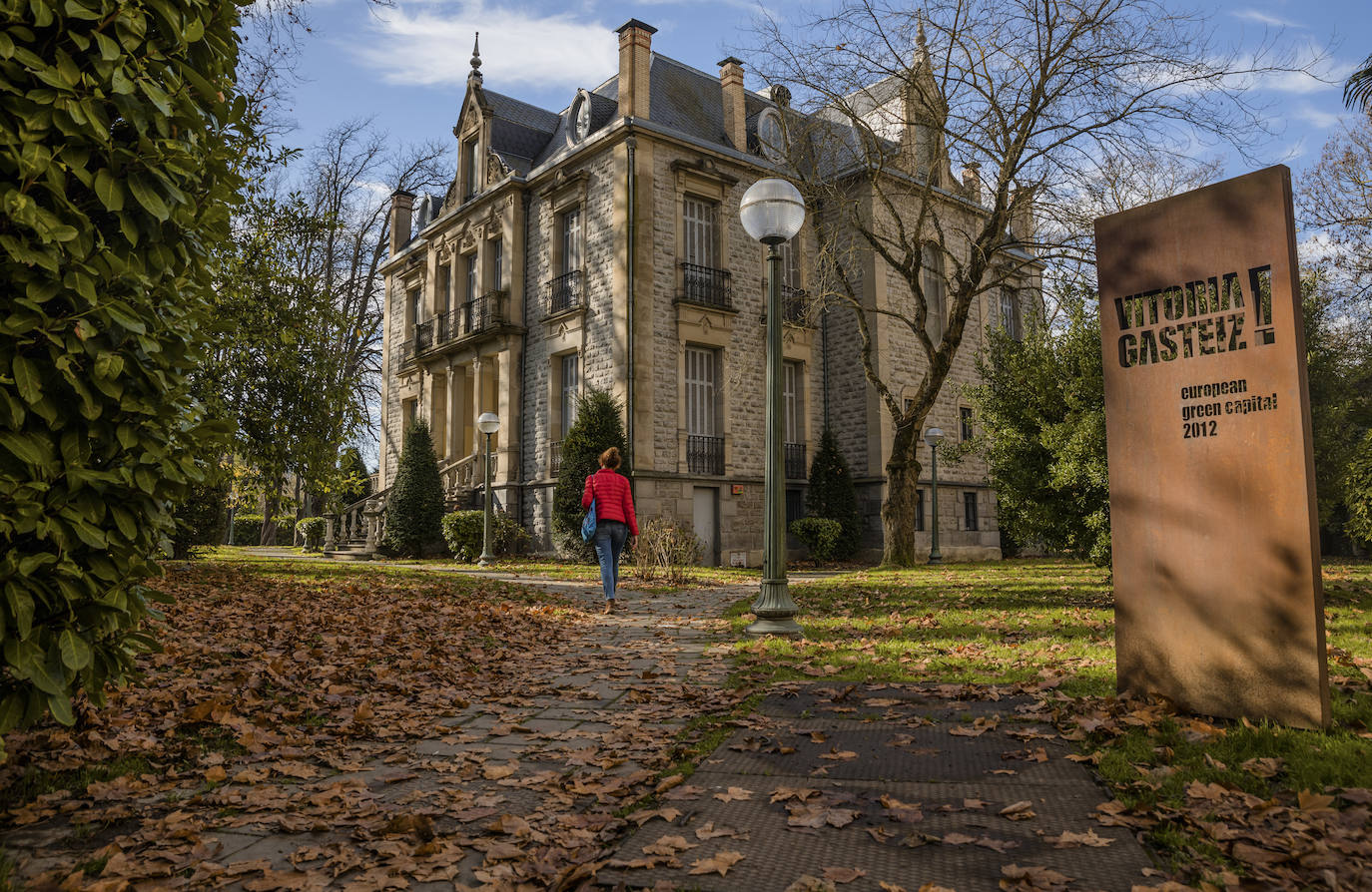 Ubicado en el Paseo de la Senda, este palacio acogió la sede de la Green Capital. Desde entonces, aguarda un futuro tras ser descartado como Museo del Vino o Centro Alberto Schommer. Ahora, el Ayuntamiento de Vitoria solicitará fondos europeos para reformar este histórico inmueble y abrir una comisaría para la Policía Local.