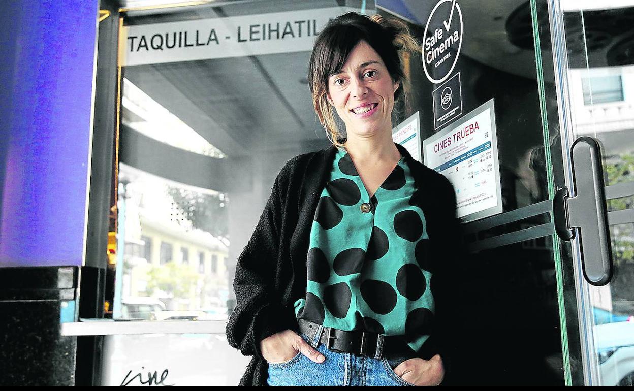 Urresola, directora del reconocido corto 'Polvo somos', en los cines Trueba de San Sebastián. 