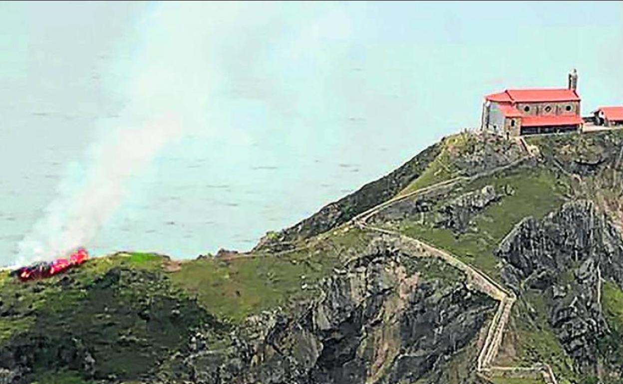 El humo desatado por el pequeño incendio en Gaztelugatxe fue avistado también desde la playa de Bakio.