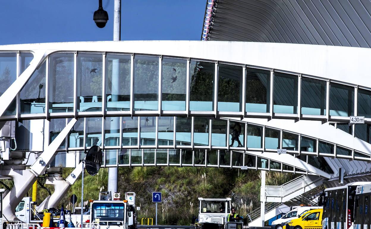 En el aeropuerto de Loiu hay seis pasarelas o 'fingers' para acceder a los aviones. 