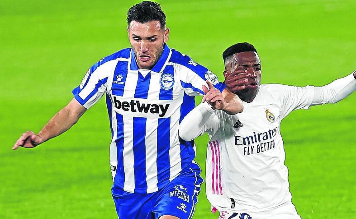 Lucas Pérez se zafa de Vinicius. 