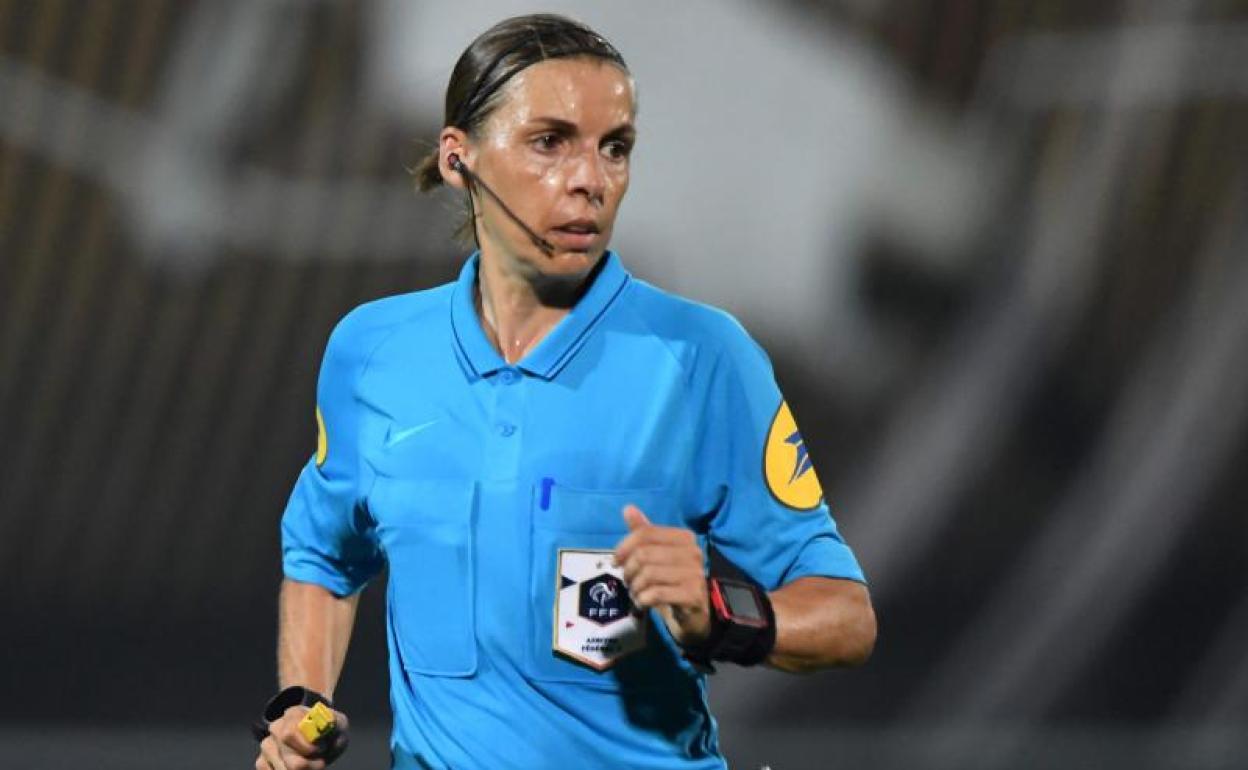 Stéphanie Frappart, en un partido de la Ligue 1. 