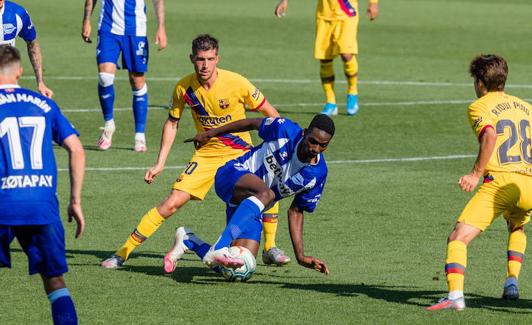 Abdallahi protege el balón ante Sergi Roberto. 