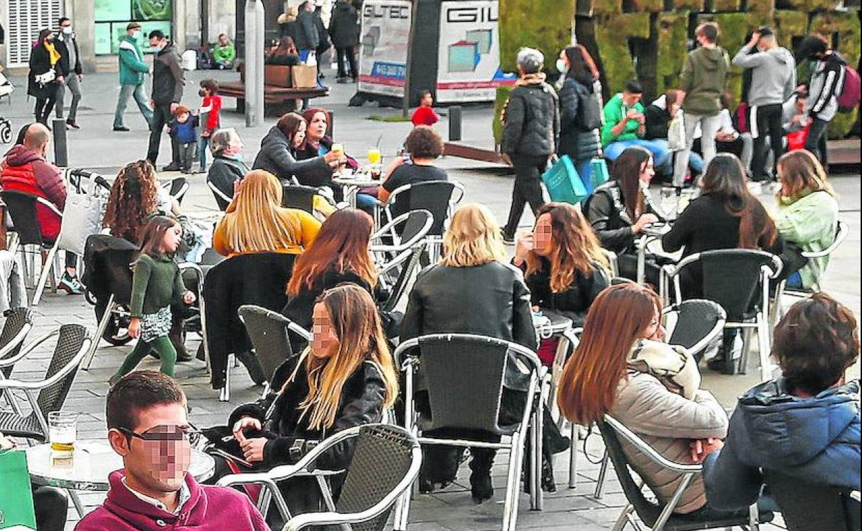 Jóvenes consumen en una de las terrazas de la Virgen Blanca