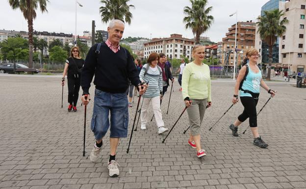 Los bastones son protagonistas en las marchas por Santurtzi. 