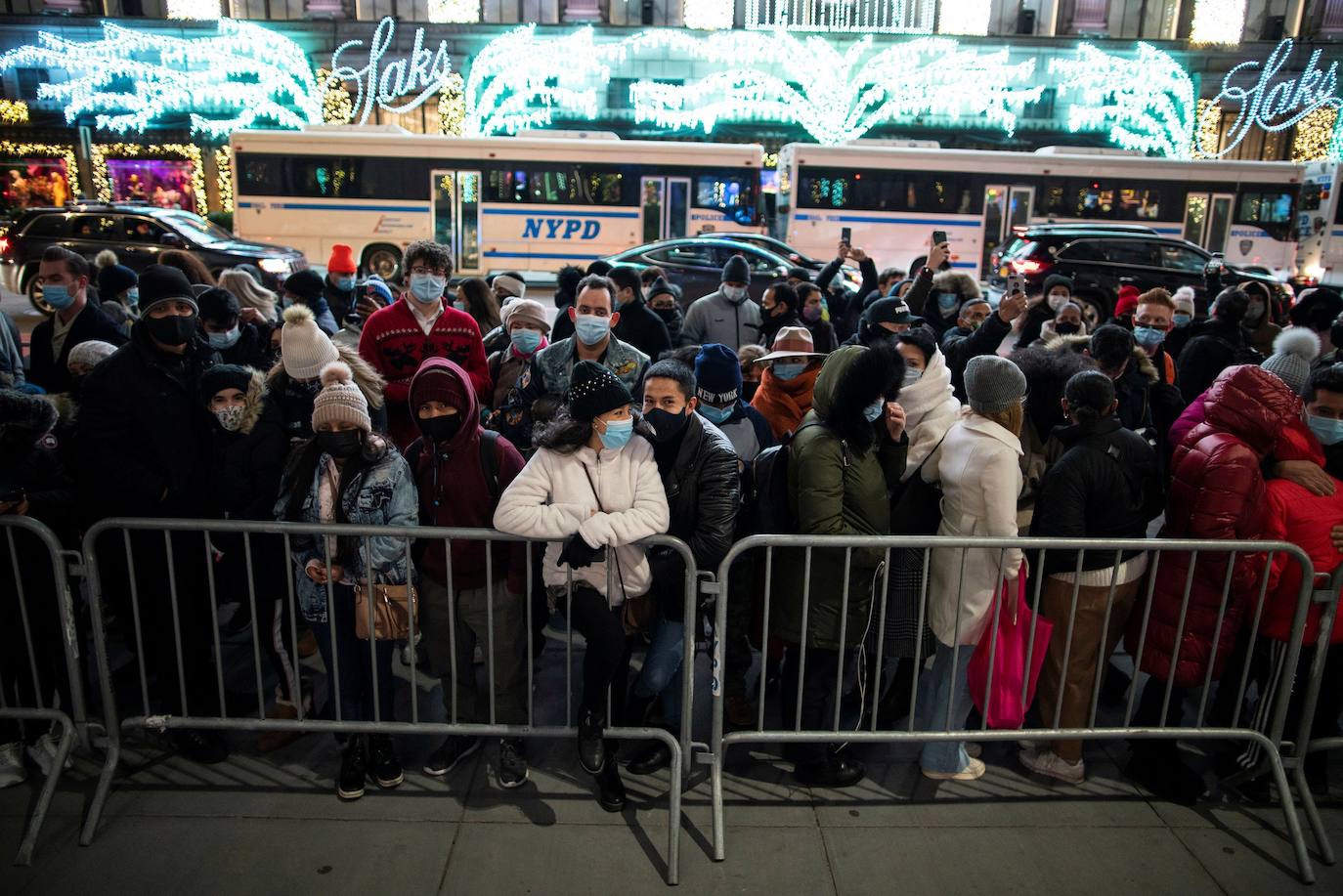 Fotos: Nueva York inaugura la Navidad con el encendido del árbol de Rockefeller