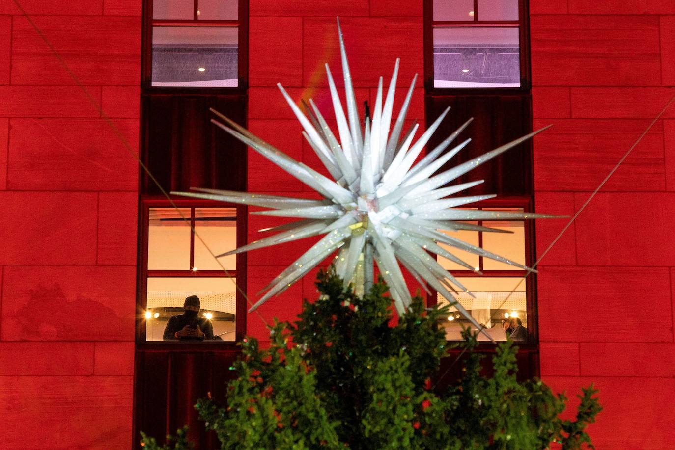 Fotos: Nueva York inaugura la Navidad con el encendido del árbol de Rockefeller