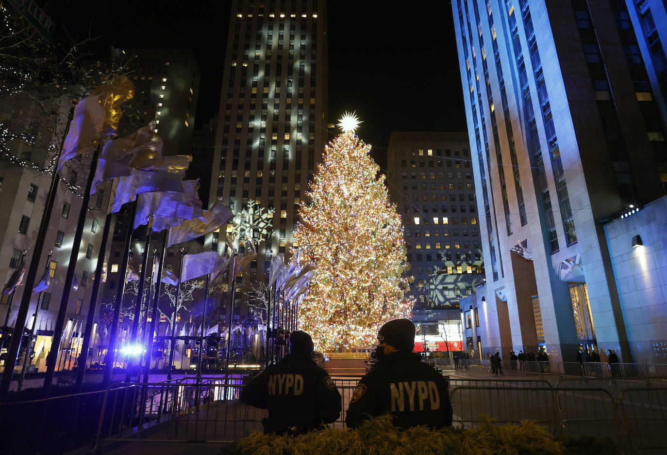 Fotos: Nueva York inaugura la Navidad con el encendido del árbol de Rockefeller