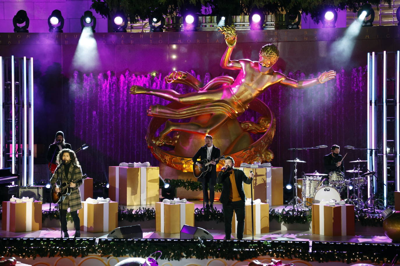 Fotos: Nueva York inaugura la Navidad con el encendido del árbol de Rockefeller