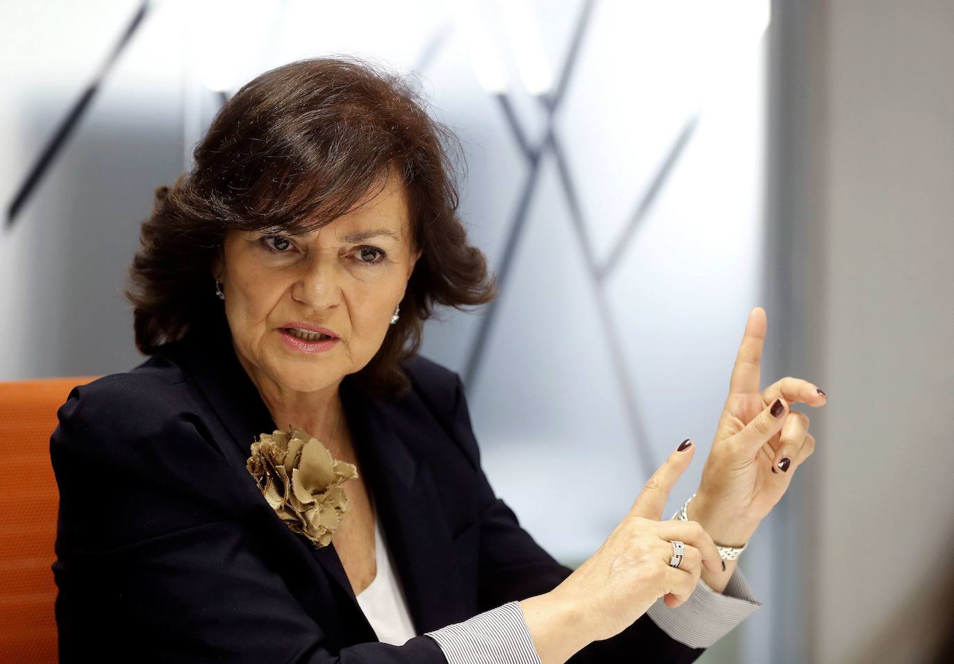 Reconocida rockera, taurina y feminista se ha convertido en una de las personas más importantes del entorno del presidente del Gobierno y ha jugado un papel protagonista en las decisiones estratégicas. Es Carmen Calvo, vicepresidenta primera y ministra de la Presidencia, Relaciones con las Cortes y Memoria Democrática.