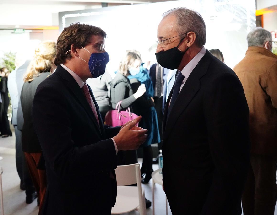 El alcalde de Madrid, José Luis Martínez-Almeida, conversa con Florentino Pérez, presidente de ACS y del Real Madrid