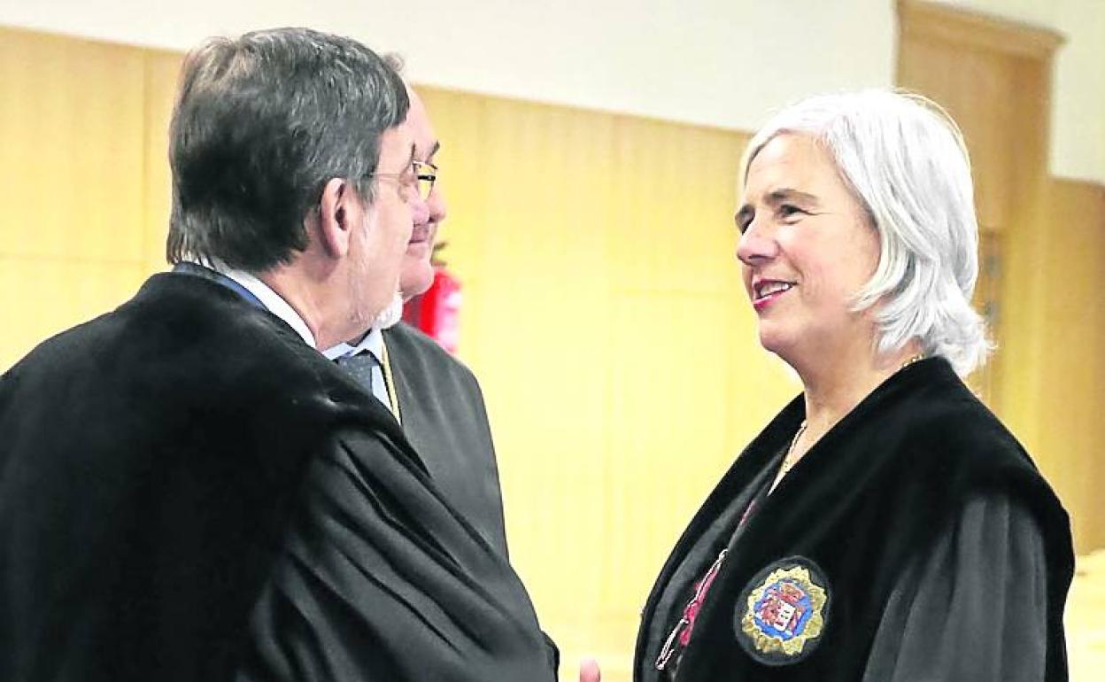 Juan Luis Ibarra conversa con Garbiñe Biurrun. 