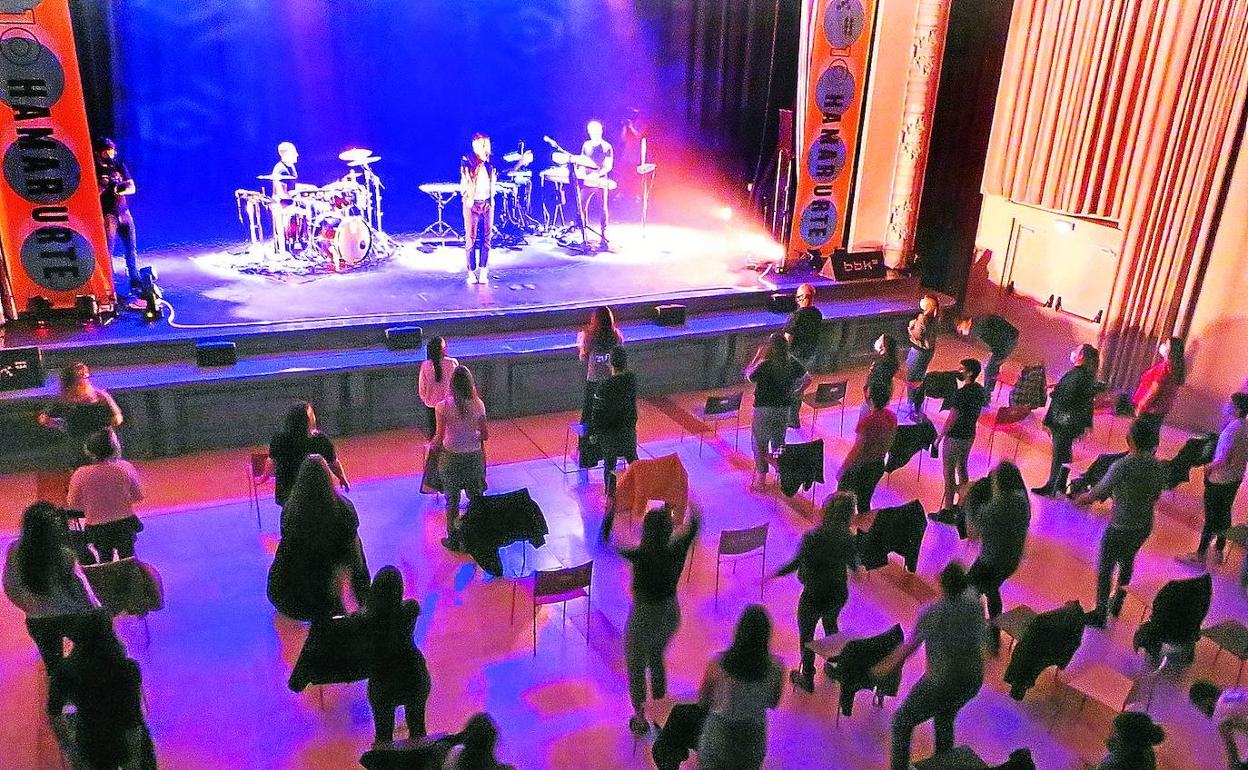 El líder de Zetak, Pello Reparaz, animó al público a levantarse en un momento de su actuación en la Sala BBK el pasado fin de semana. 