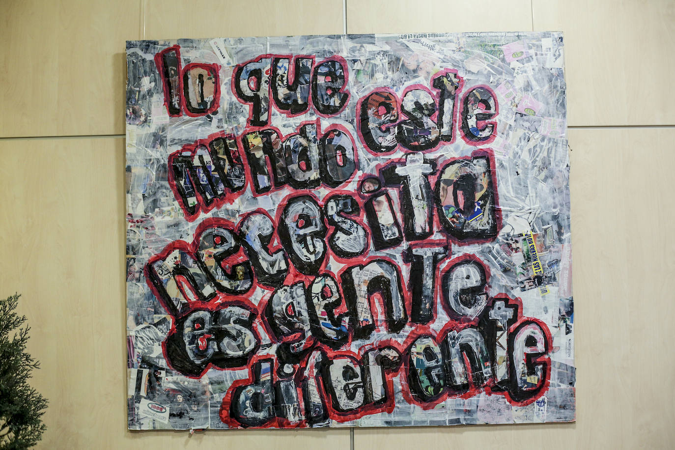 'Lo que este mundo necesita es gente diferente' reza un cartel creado por los usuarios y voluntarios del taller de pintura de la asociación de parálisis cerebral Aspace.