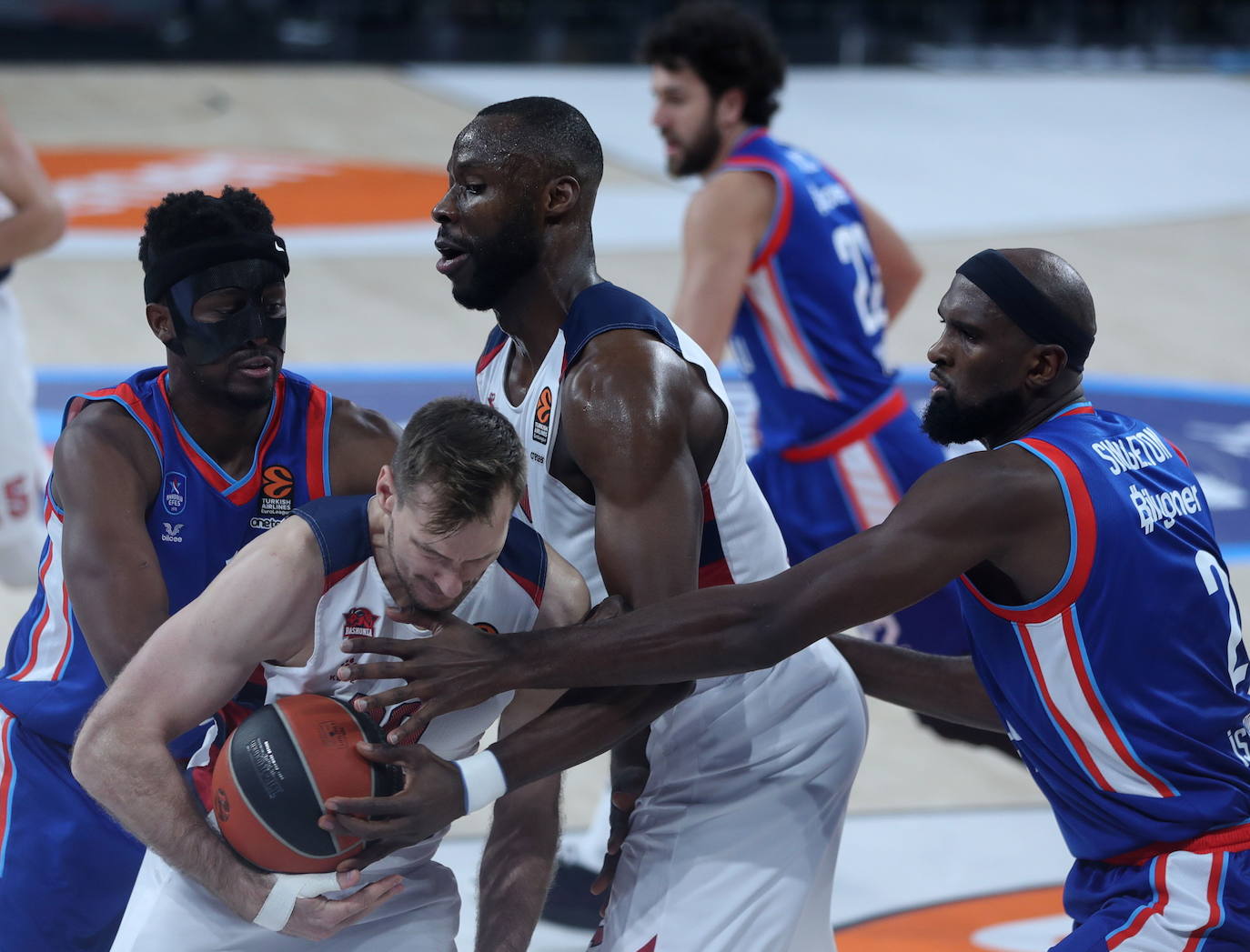 Fotos: Las imágenes del Efes-Baskonia