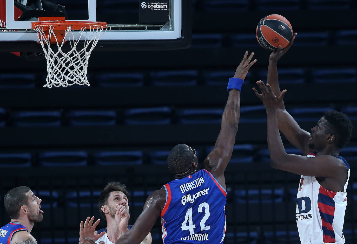 Fotos: Las imágenes del Efes-Baskonia