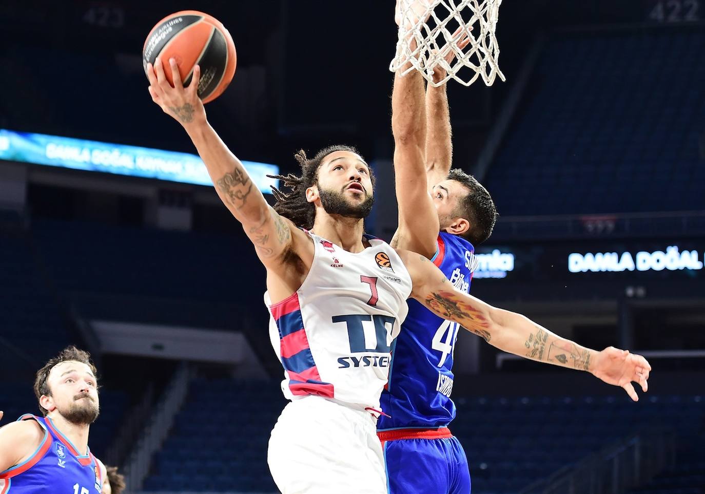 Fotos: Las imágenes del Efes-Baskonia