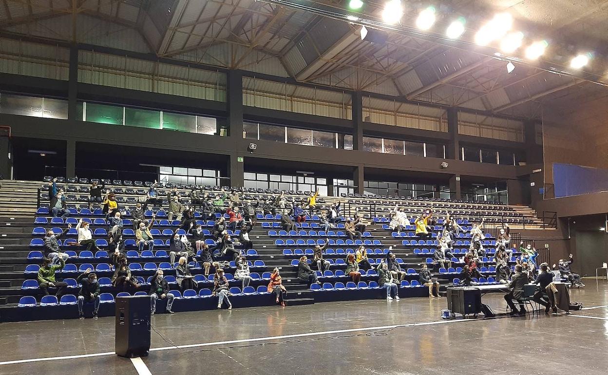 Momento en el que los asistentes a la asamblea procedieron a la votación para aprobar los estatutos.