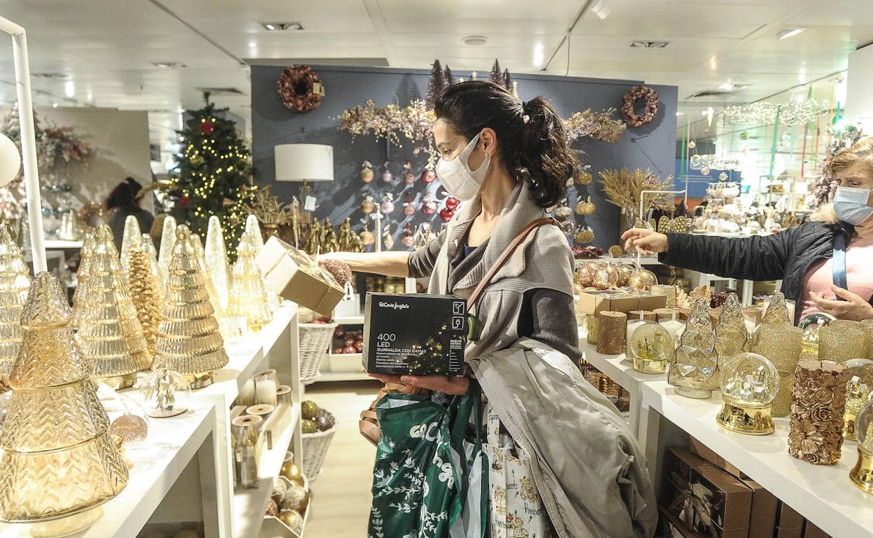 Los alaveses comenzaron hace días a realizar compras para la extraña Navidad que se avecina. 