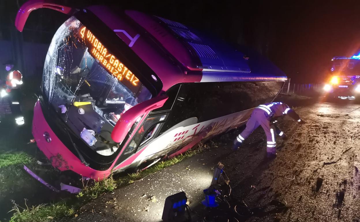 Herido el conductor de un autobús al salirse de la calzada en Barrundia