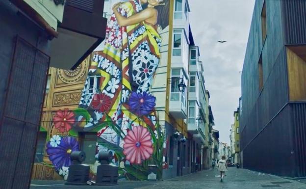 Imagen principal - Tres fotogramas del tráiler de 'Baby', en los que aparecen dos rincones del Casco Viejo y la conocida torre roja de Salburua.