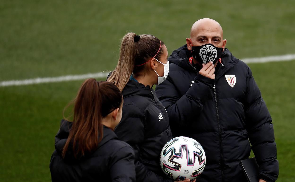 Villacampa charlando con dos de sus jugadoras antes del duelo que les midió al Real Madrid. 