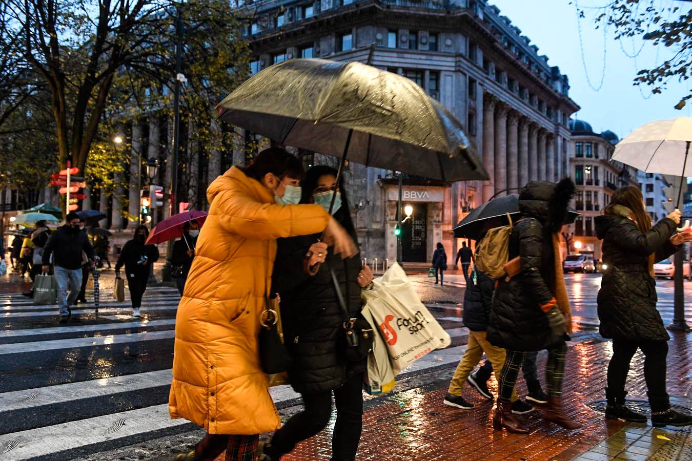 Fotos: Colas en los mercados y plazas de Bilbao