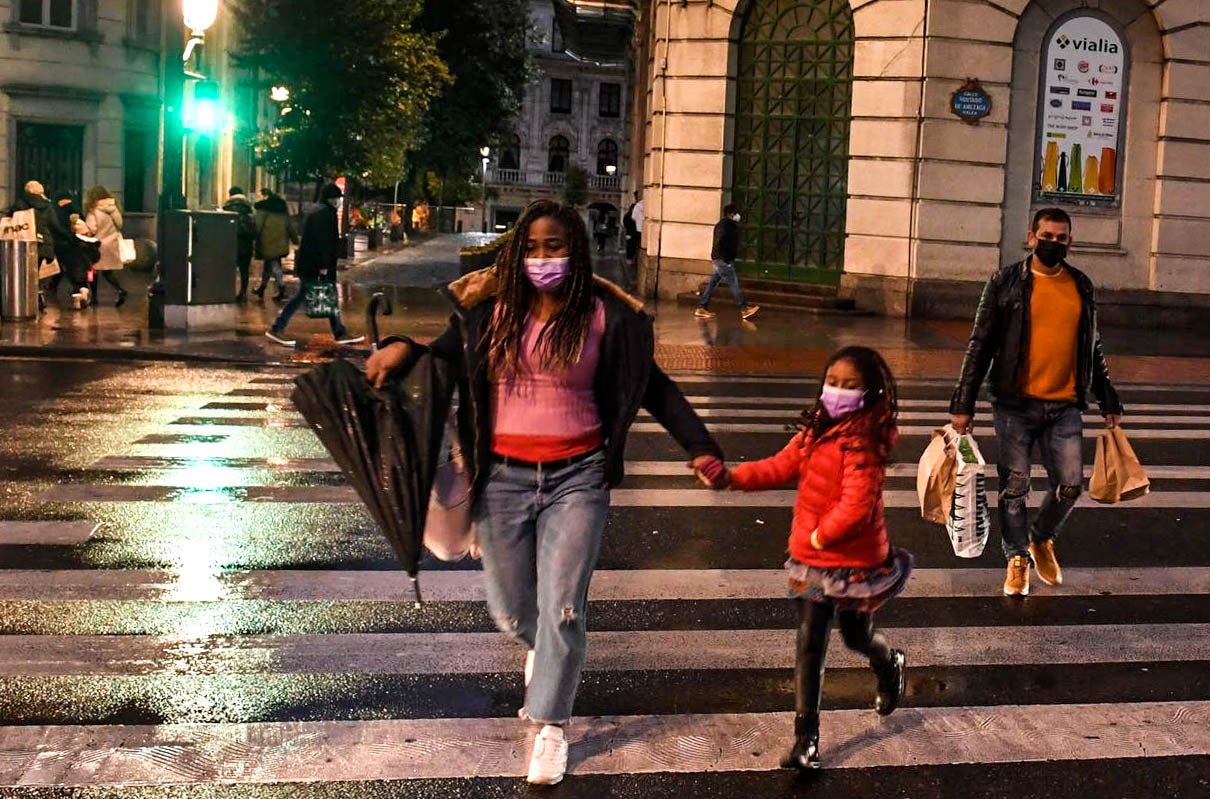 Fotos: Colas en los mercados y plazas de Bilbao