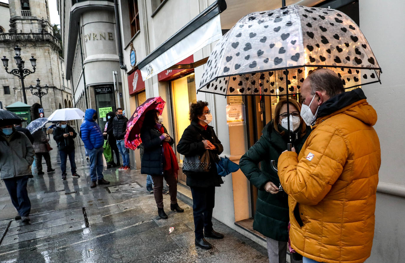 Fotos: Colas en los mercados y plazas de Bilbao