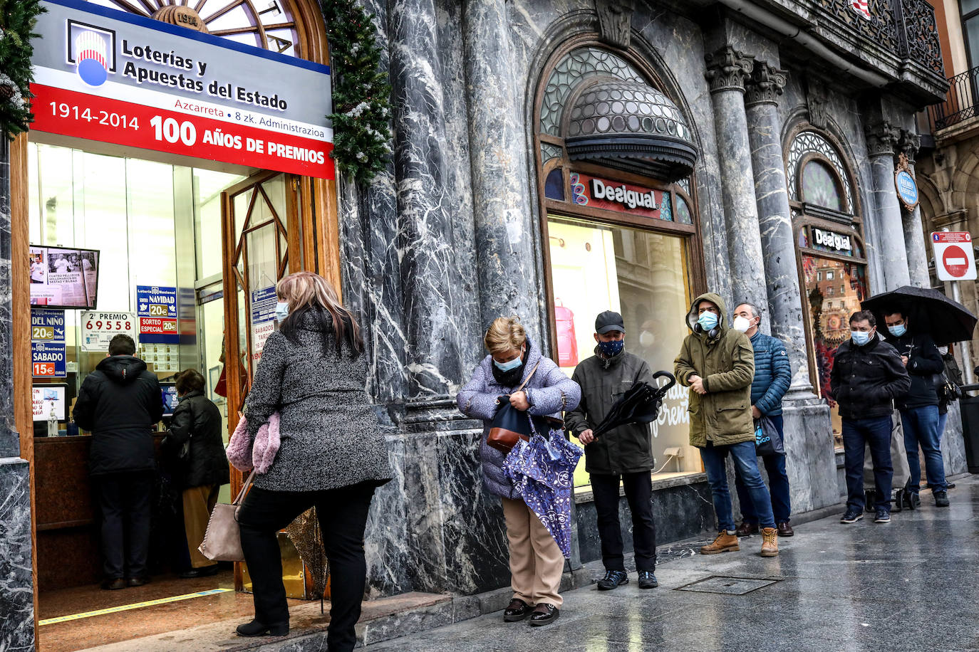 Fotos: Colas en los mercados y plazas de Bilbao