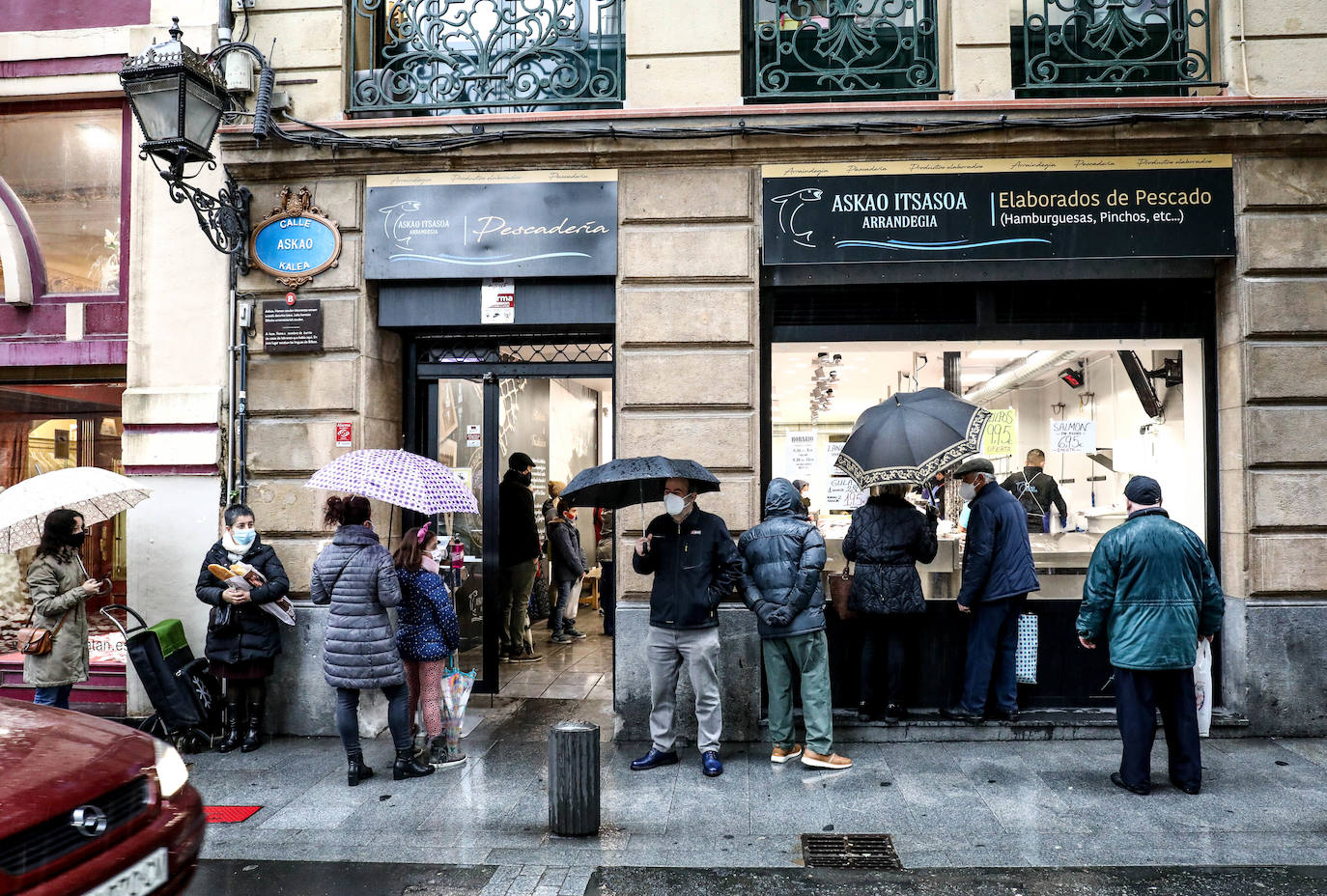 Fotos: Colas en los mercados y plazas de Bilbao