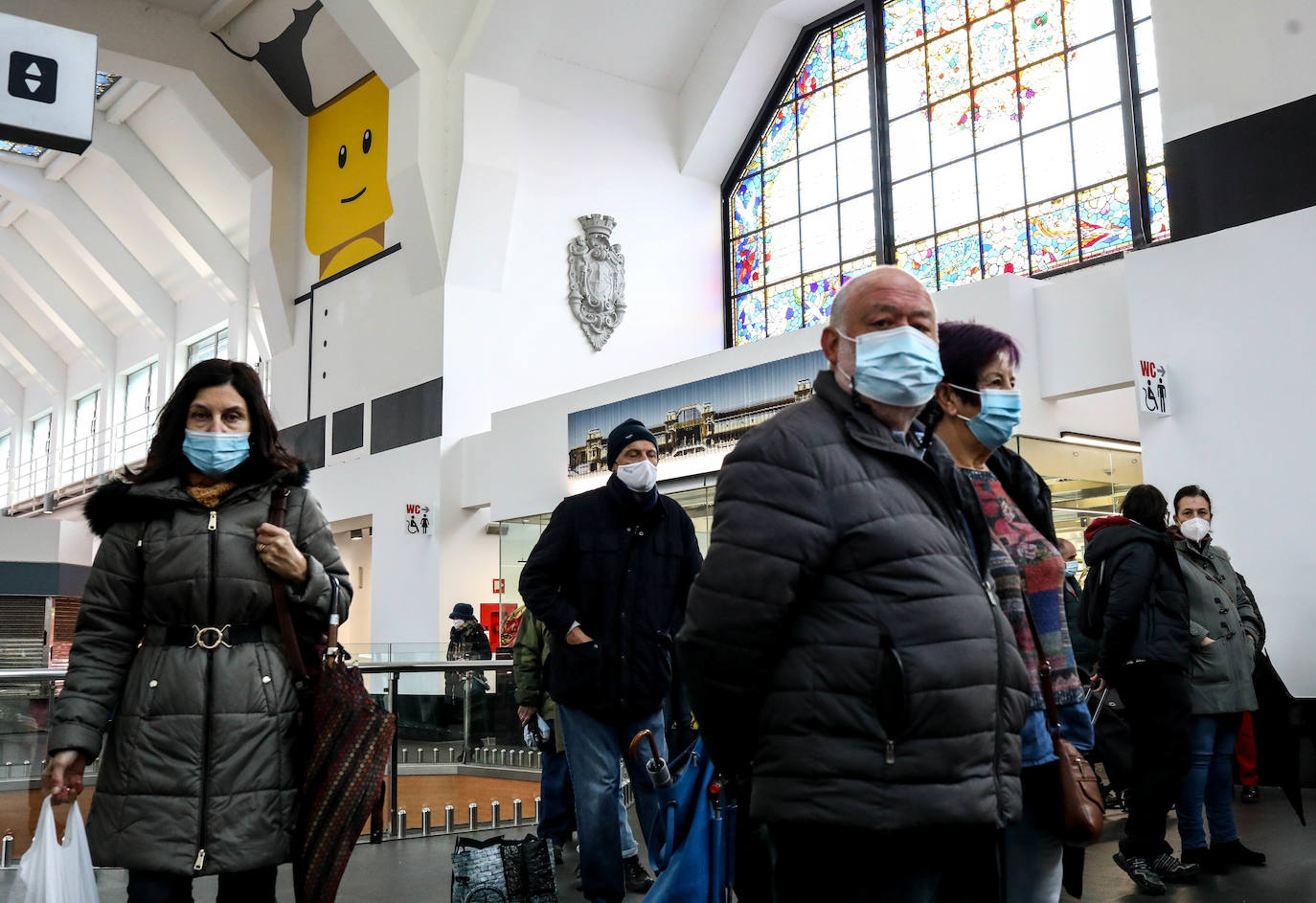 Fotos: Colas en los mercados y plazas de Bilbao