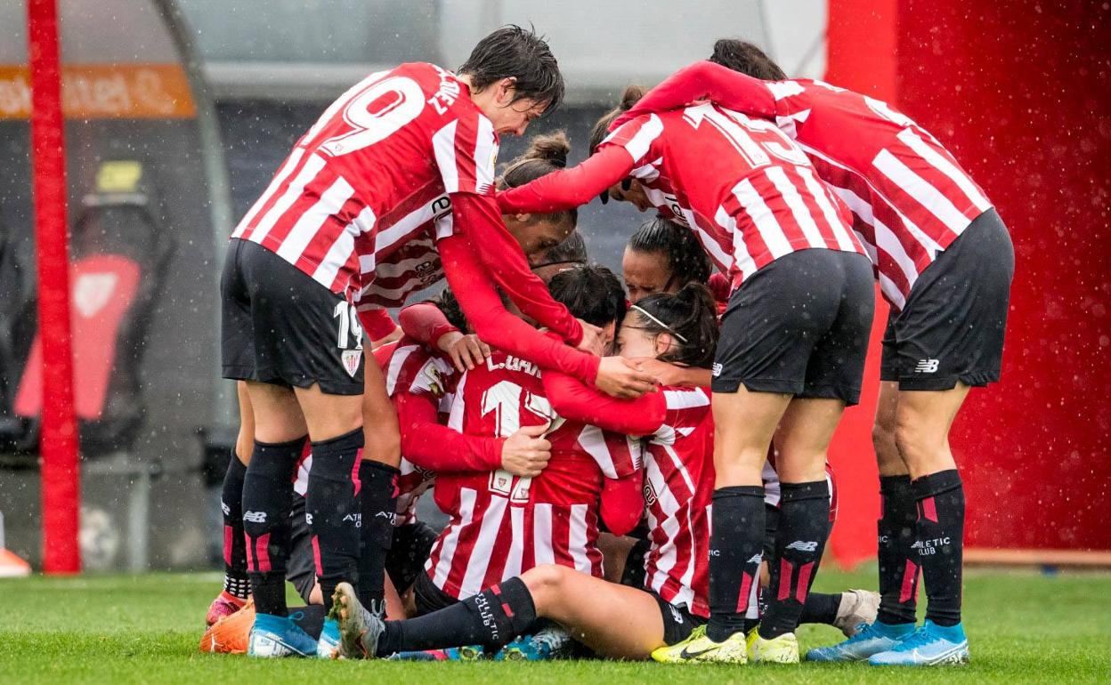 Las rojiblancas celebran el segundo tanto de Lucía.