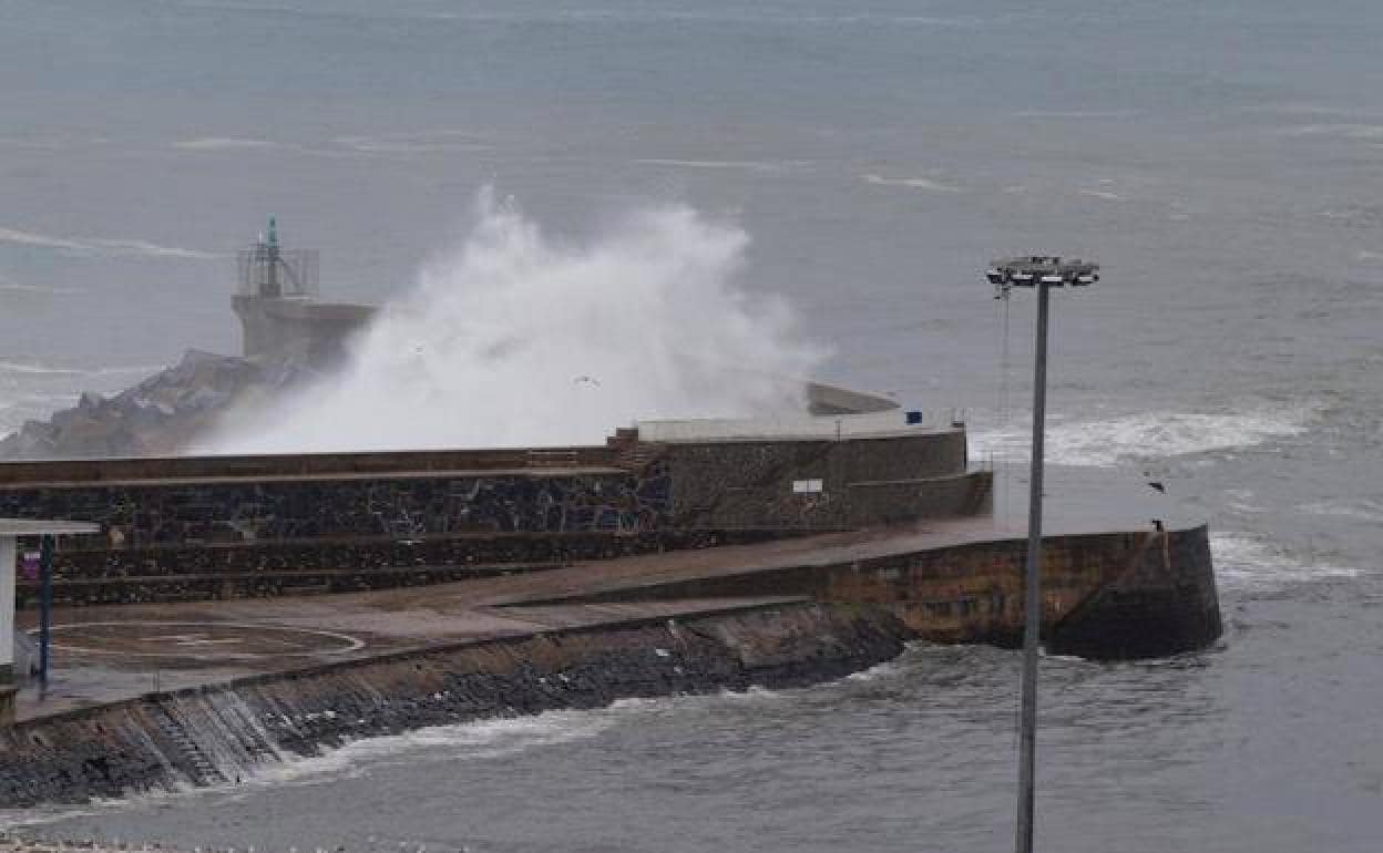 El dique de abrigo que protege la entada al puerto de Ondarroa ha sufrido los envites de intensos y frecuentes temporales. 