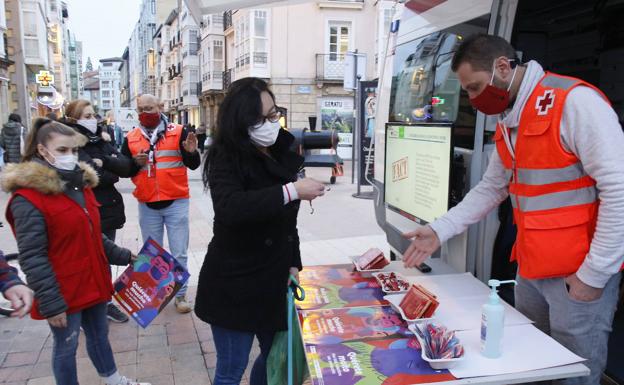 Acción de concienciación de voluntarios de la Cruz Roja en el día contra el Sida, el 1 de diciembre. 