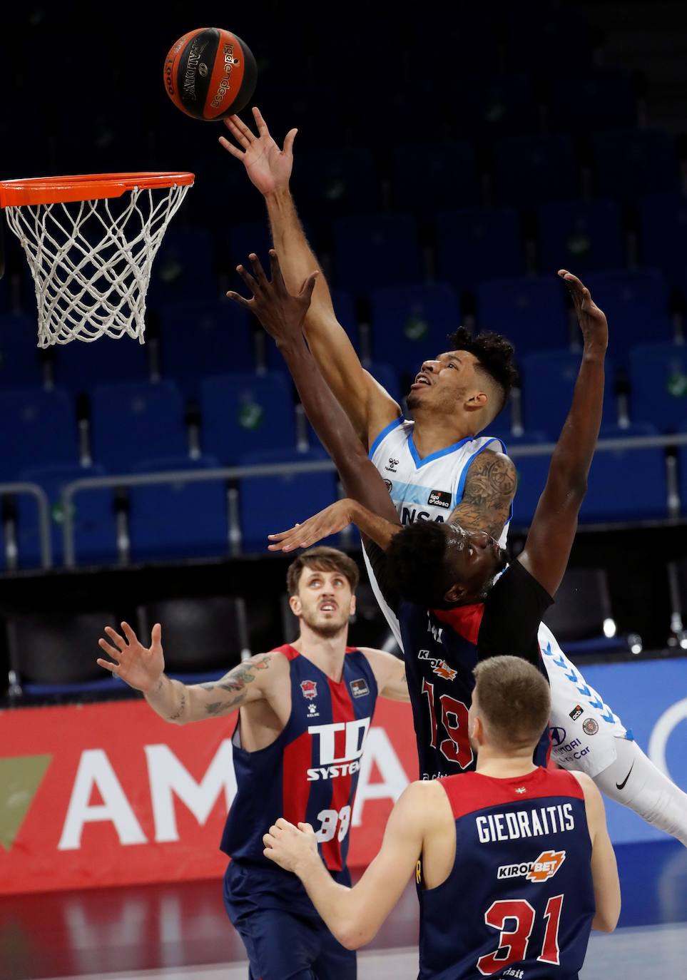 Fotos: TD Systems Baskonia - Gipuzkoa Basket, en imágenes