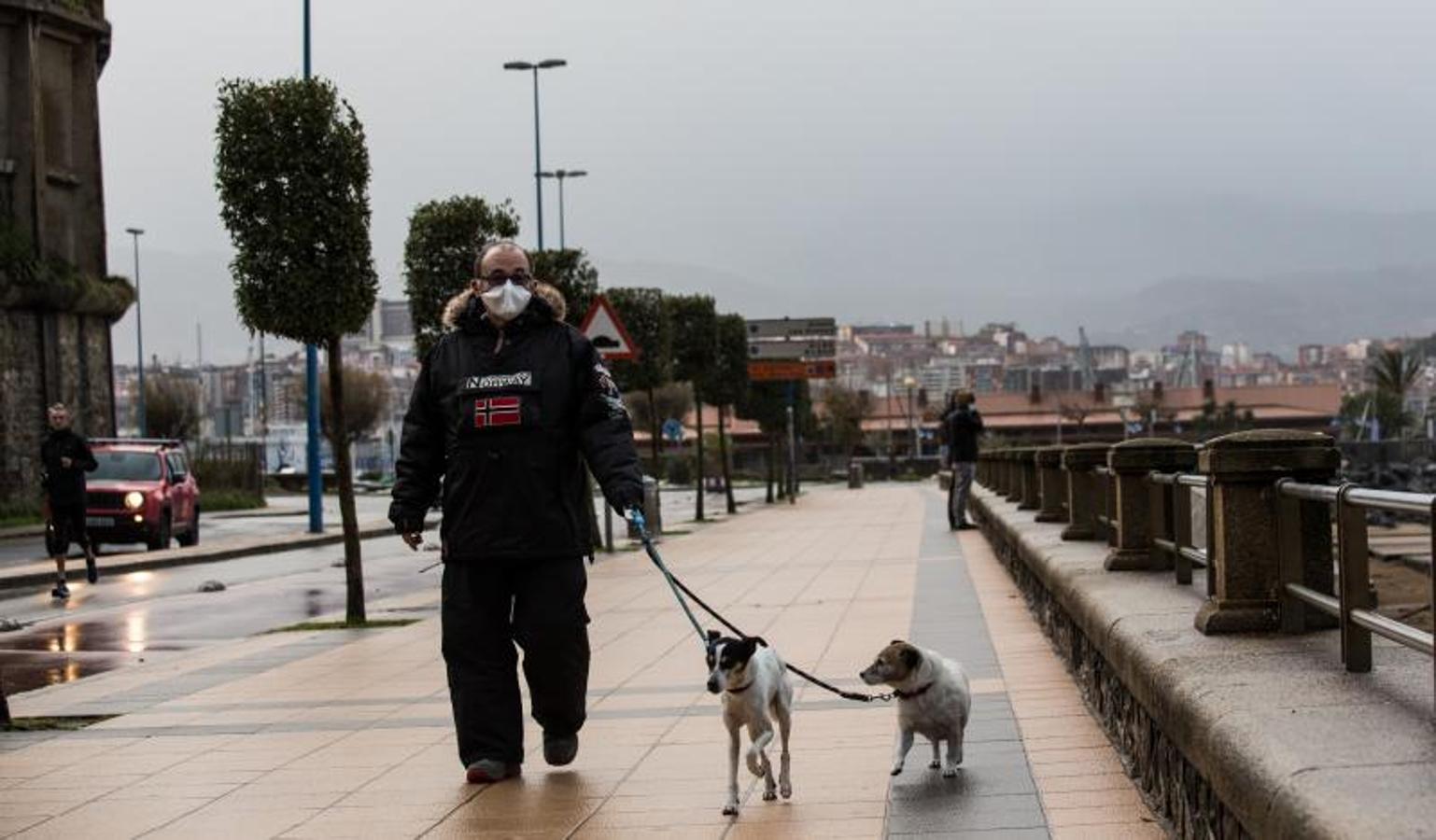 Fotos: Viento, nieve y frío en un domingo desapacible