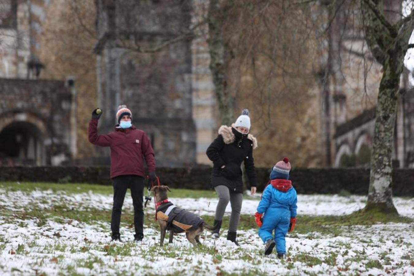 Fotos: Viento, nieve y frío en un domingo desapacible