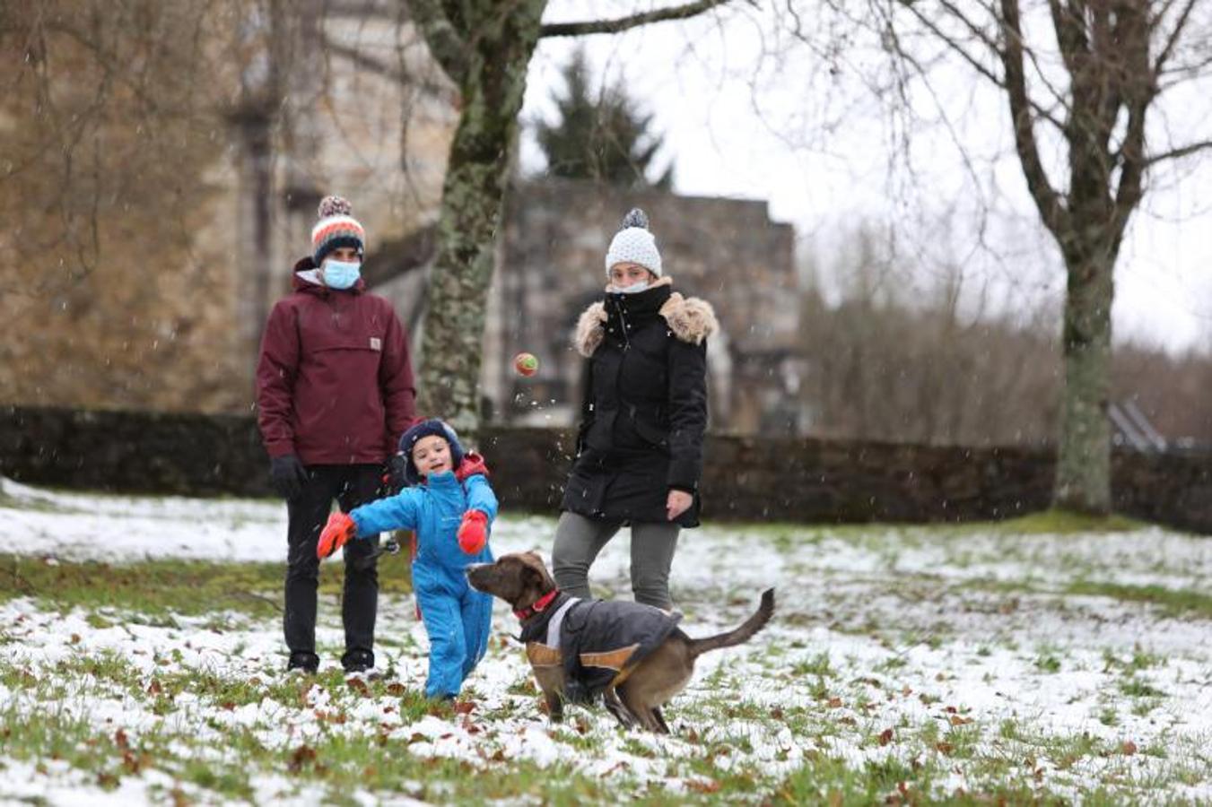 Fotos: Viento, nieve y frío en un domingo desapacible