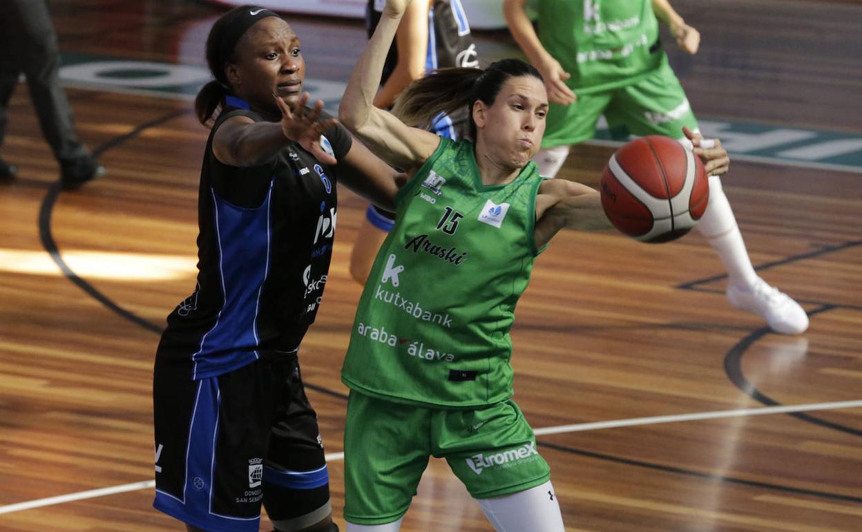 Anna Cruz en un partido con el Araski.