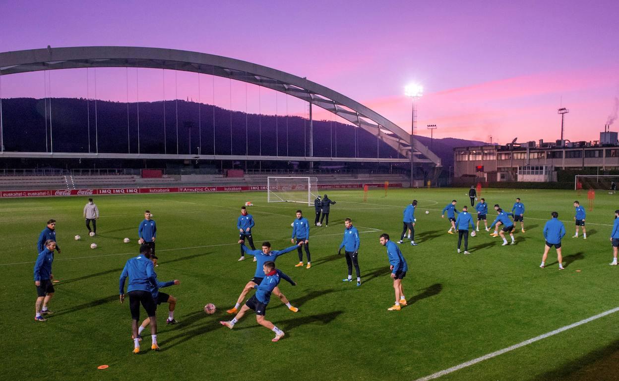 Jugadores del Athletic se entrenan en Lezama. 