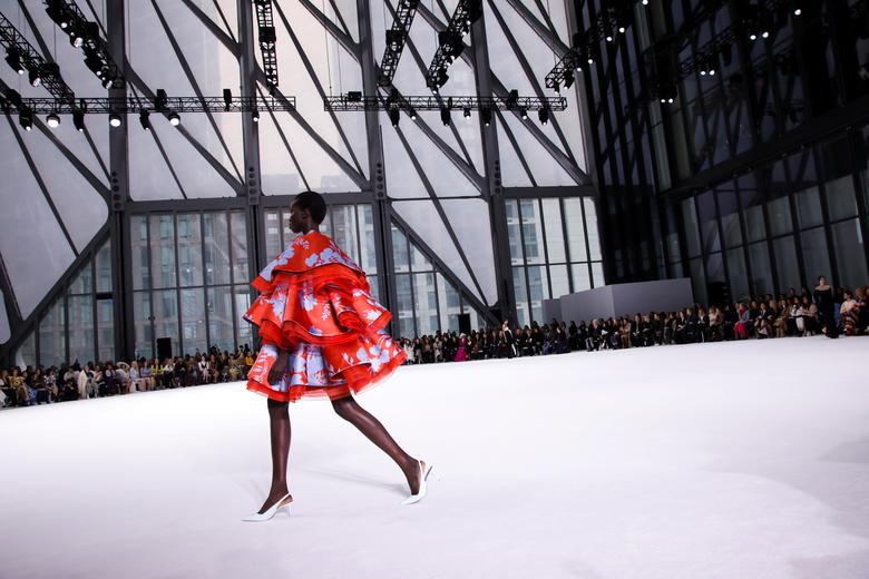 Un modelo presenta una creación de la colección Carolina Herrera Fall 2020 durante la Semana de la Moda de Nueva York en Manhattan, Nueva York, el 10 de febrero de 2020. 