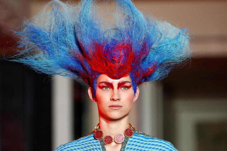 Un modelo presenta una creación del diseñador Yuima Nakazato como parte de su colección Haute Couture Primavera / Verano 2020 en París, Francia, el 23 de enero de 2020. 