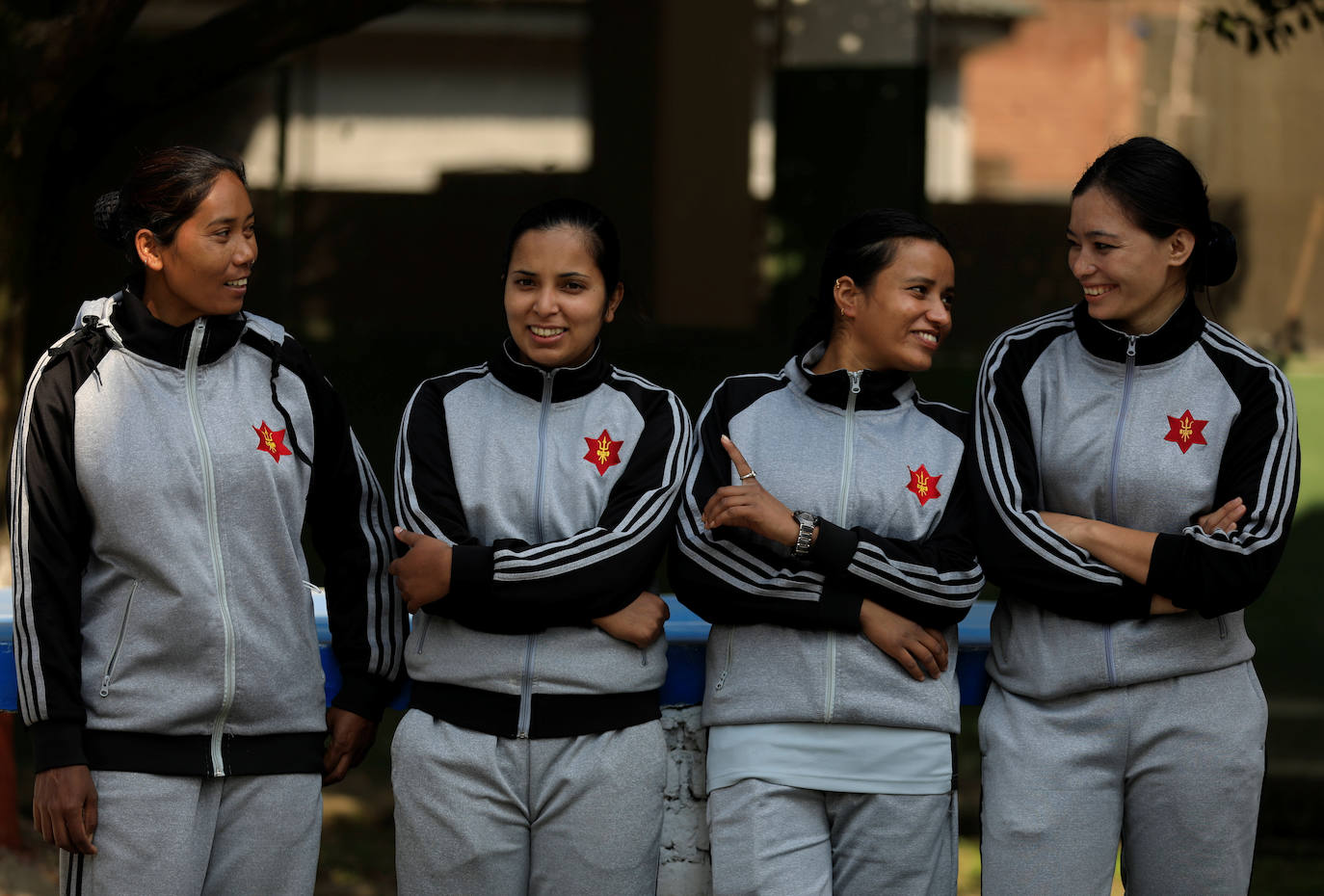 Krishna Kumari; sargento, Rashmi y Rachana; cabo, y Leela; soldado, sonríen mientras hablan entre ellos mientras posan para fotografías grupales después de ser dadas de alta de la cuarentena en las instalaciones del cuartel del ejército en Katmandú, Nepal, 21 de noviembre de 2020.