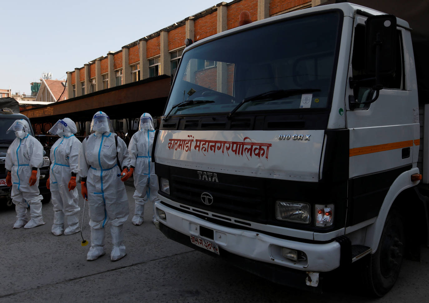 Mujeres soldados se preparan para transportar los cuerpos de las víctimas del coronavirus al crematorio desde una morgue.