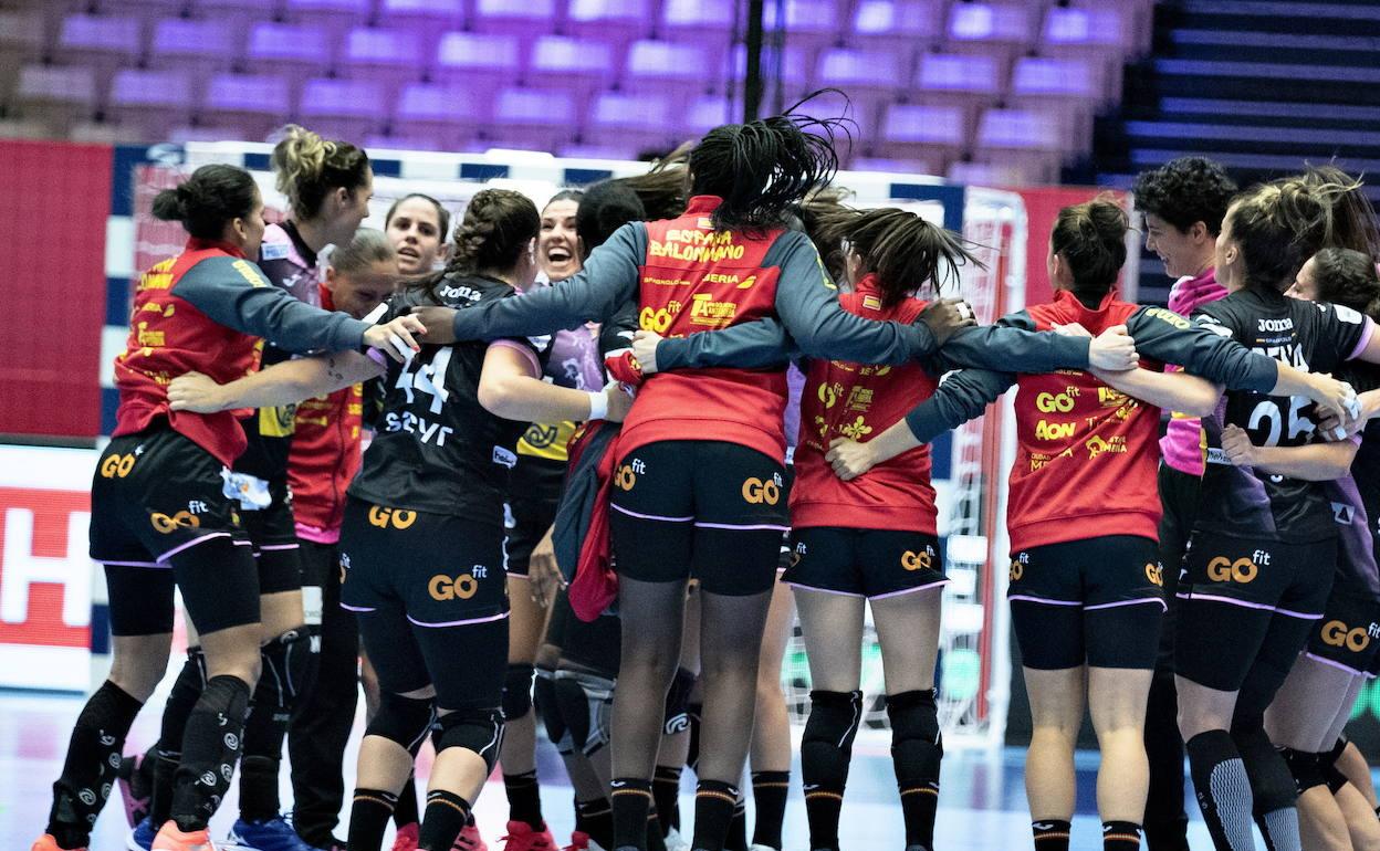 Jugadoras de la selección española celebrando el pase a la segunda fase. 