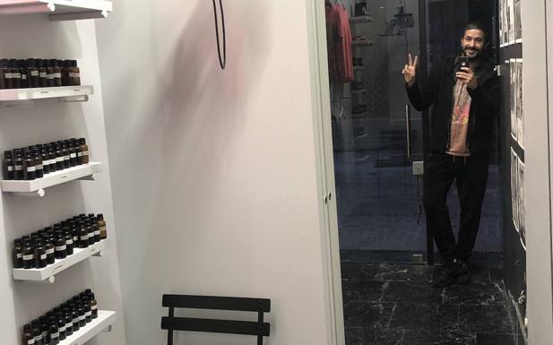 David Martín Angulo en su tienda, 'Concept Store M.A.'.