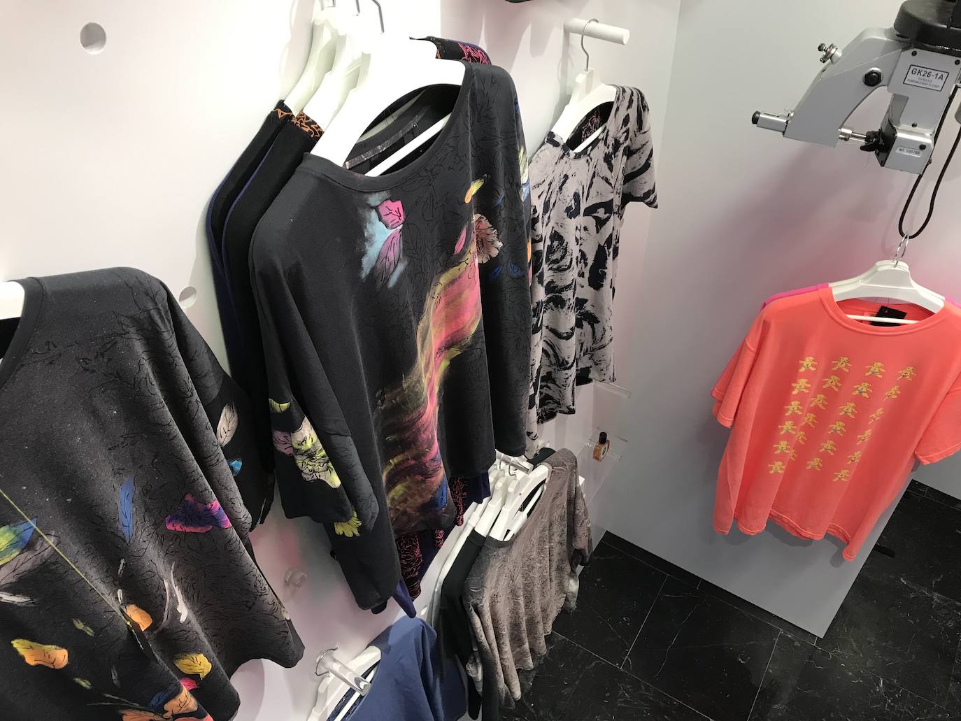 Fotos: Prendas únicas y perfumes a la carta en la tienda de autor más pequeña de Bilbao